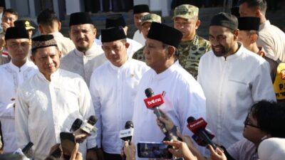 Presiden Republik Indonesia Prabowo Subianto dalam rangka pelaksanaan Salat Idulfitri bersama masyarakat terdampak banjir Aceh Tamiang di Masjid Darussalam