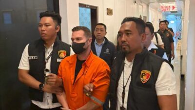 seorang warga negara Inggris, Steven Lyons (45), yang masuk dalam daftar buronan internasional