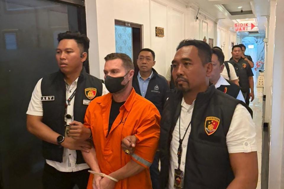 seorang warga negara Inggris, Steven Lyons (45), yang masuk dalam daftar buronan internasional