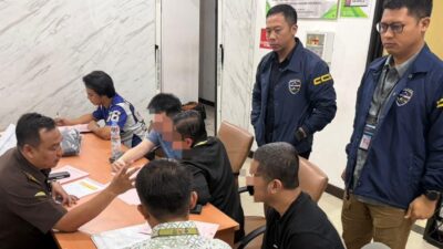 Bareskrim Polri melaksanakan Tahap II penanganan kasus perjudian daring menyerahkan lima tersangka dan BB kepada Jaksa Penuntut Umum (JPU)