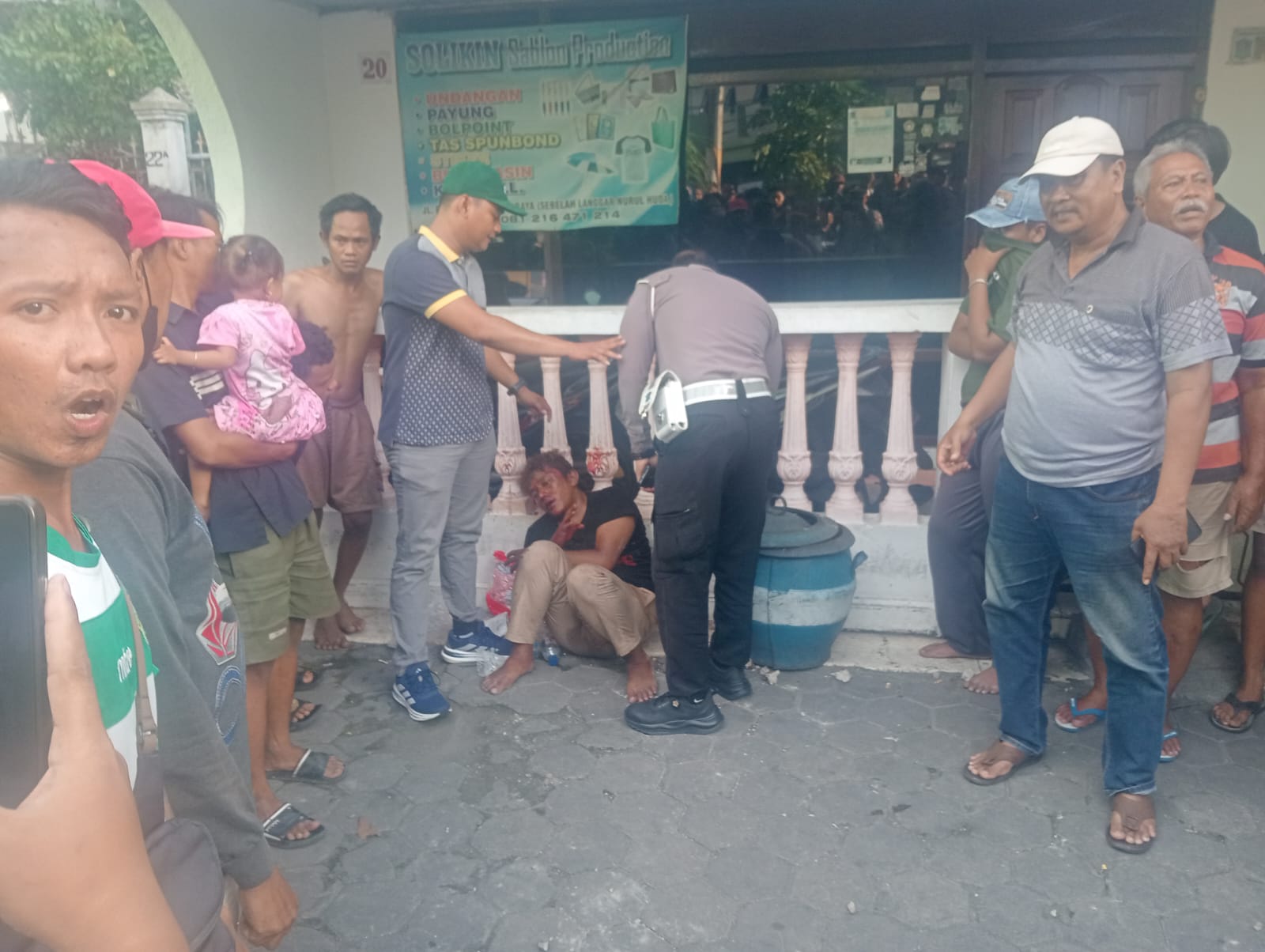 Seorang pria berinisial FA (32), warga Wonokusumo Jaya Baru, gagal melarikan diri setelah melakukan aksi penjambretan kalung emas di Jalan Raya Platuk