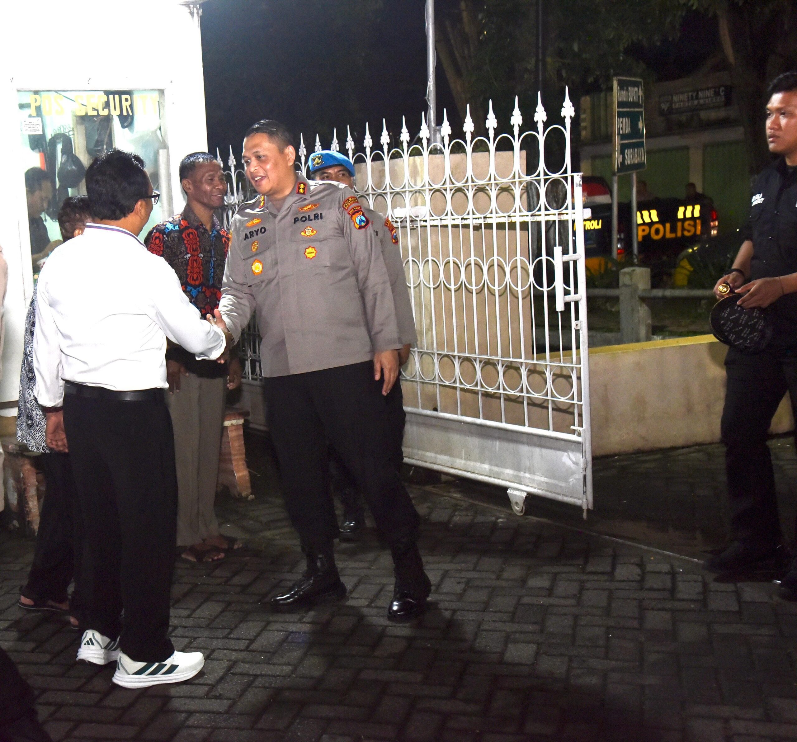 Kapolres Bondowoso AKBP Dr.Aryo Dwi Wibowo bersama para PJU Polres Bondowoso melakukan pengecekan langsung ke sejumlah Gereja.