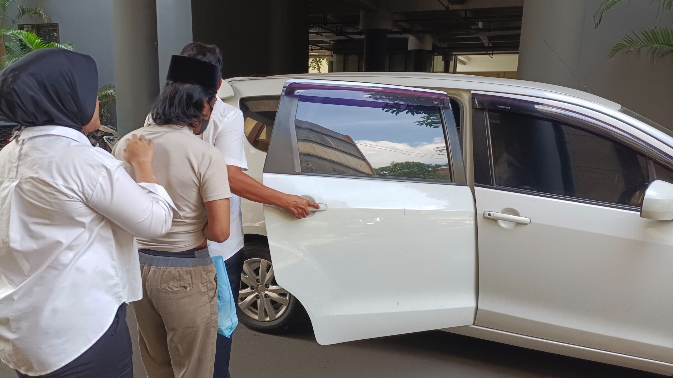 Tersangka UF dalam kasus dugaan tindak pidana kekerasan seksual yang melibatkan oknum Lora di Bangkalan, setelah berkas perkara dinyatakan lengkap (P21) oleh Kejaksaan.