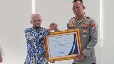 Penghargaan diserahkan oleh perwakilan Ombudsman RI Jawa Timur, Triyoga Muhtar Habibi, kepada Karo Rena Polda Jatim Kombes Pol Harries Budiharto dan Wakapolresta Sidoarjo AKBP Mohammad Zainur Rofik