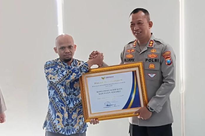 Penghargaan diserahkan oleh perwakilan Ombudsman RI Jawa Timur, Triyoga Muhtar Habibi, kepada Karo Rena Polda Jatim Kombes Pol Harries Budiharto dan Wakapolresta Sidoarjo AKBP Mohammad Zainur Rofik