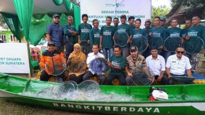 Staf Ahli Bupati Bidang Perekonomian Keuangan dan Pembangunan Yunus SP menghadiri kegiatan serah terima bantuan pemulihan ekonomi pascabencana bagi nelayan dalam program Sumatera Nelayan Berdaya.