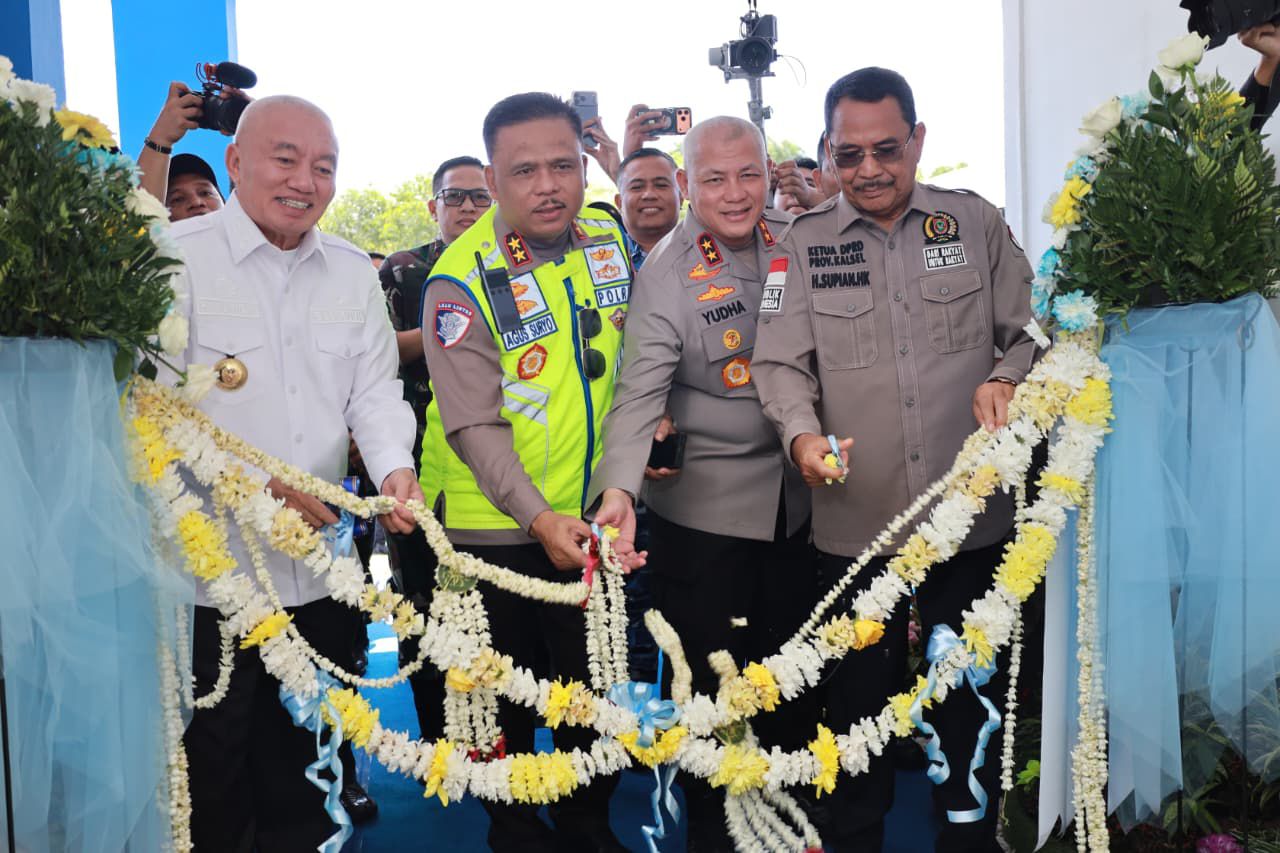 Kakorlantas Polri Irjen Pol Drs. Agus Suryonugroho, S.H., M.Hum., Kapolda Kalimantan Selatan Irjen Pol Rosyanto Yudha Hermawan, S.I.K., S.H., M.H. dan pejabat utama Polda Kalsel