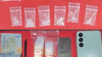 Barang bukti tersebut meliputi 12 paket plastik klip kecil berisi sabu dengan berat bruto total 6,77 gram, 1 unit timbangan digital, 2 bendel plastik klip kosong, 4 buah skrop dari sedotan warna hitam dan 1 unit telepon seluler