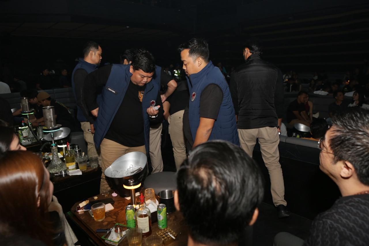 Polda Jawa Timur memastikan kondisi tempat hiburan malam (THM) di Surabaya tetap aman dari peredaran narkoba