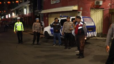 Polres Pelabuhan Tanjung Perak menggelar Patroli Stasioner Cipta Kondisi (Cipkon) skala besar pada Sabtu (12/4/2026) malam hingga dini hari.