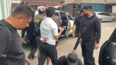 Resmob Bareskrim Polri menangkap AS dan TS alias Ki Bedil atas dugaan kepemilikan dan peredaran senjata api serta bahan peledak ilegal.