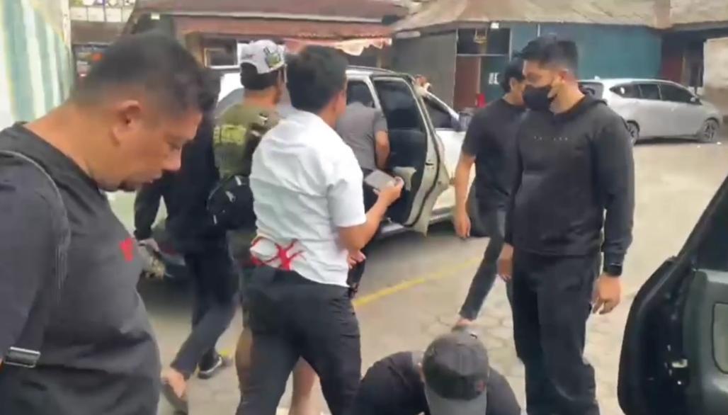 Resmob Bareskrim Polri menangkap AS dan TS alias Ki Bedil atas dugaan kepemilikan dan peredaran senjata api serta bahan peledak ilegal.
