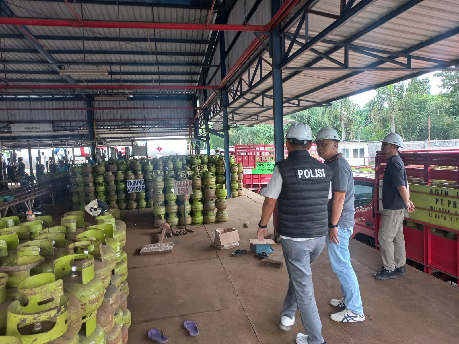 Polres Bondowoso Polda Jawa Timur dalam menjaga hak masyarakat kembali ditunjukkan melalui pengawasan langsung distribusi LPG bersubsidi.