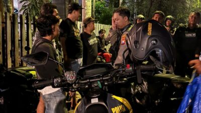 Polrestabes Surabaya Amankan Empat pemuda diduga pelaku vandalisme di kawasan bawah jembatan viaduk Gubeng Surabaya