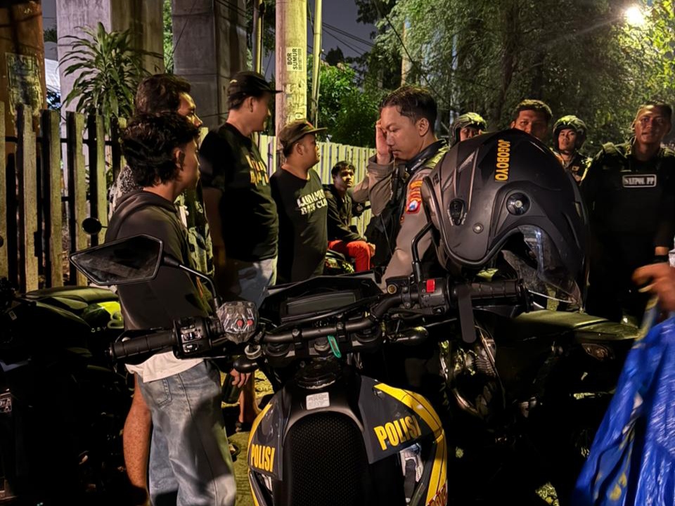 Polrestabes Surabaya Amankan Empat pemuda diduga pelaku vandalisme di kawasan bawah jembatan viaduk Gubeng Surabaya