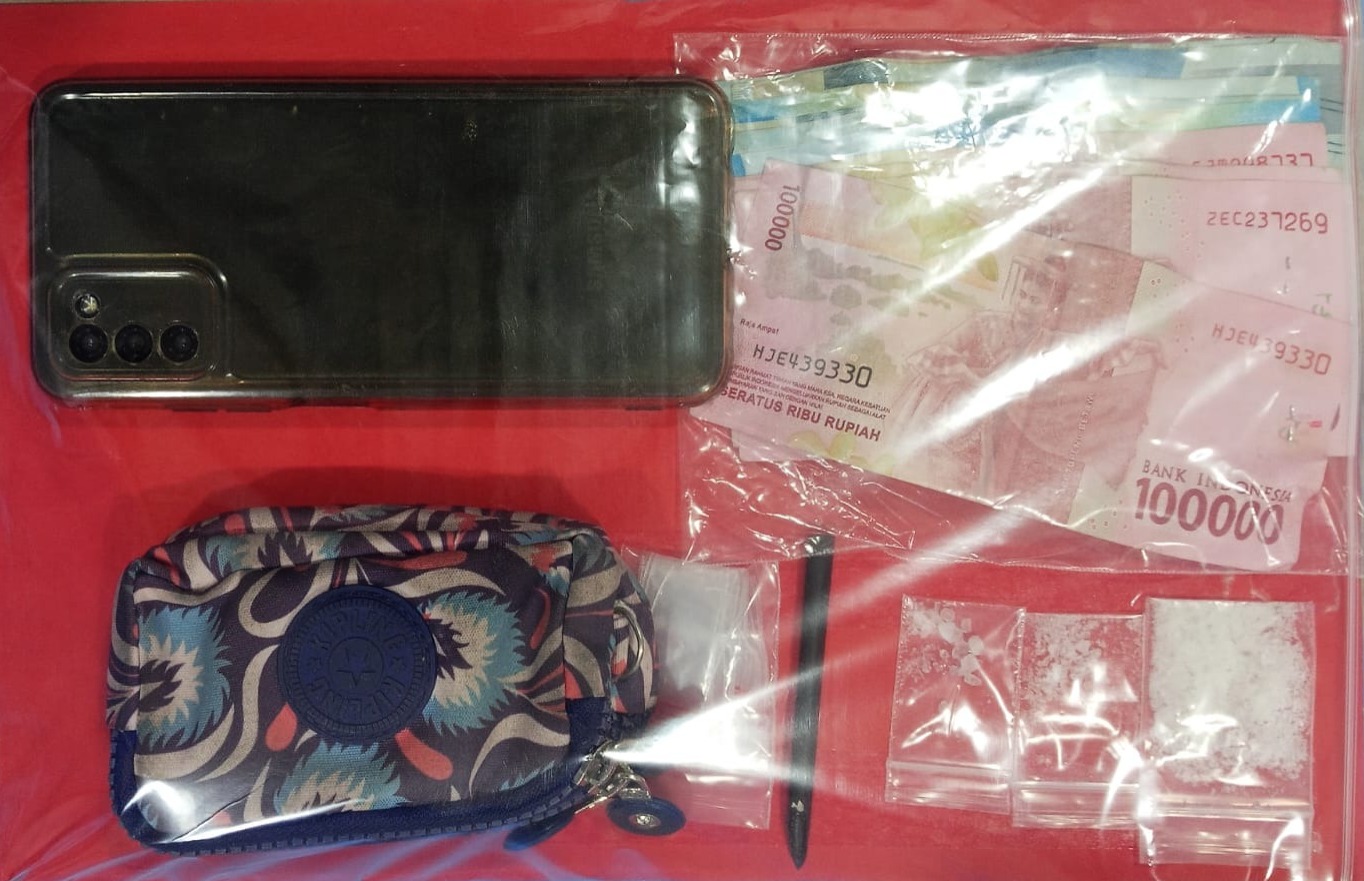 Barang bukti tiga poket sabu dengan berat 4,02 gram