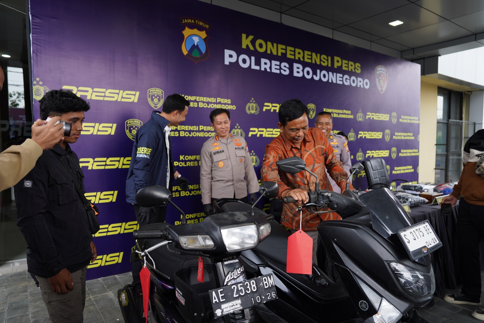 Kapolres Bojonegoro AKBP Afrian Satya Permadi didampingi Kasat Reskrim AKP Cipto Dwi Leksana dan Kasi Humas AKP Karyoto