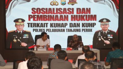 Pakar hukum dari Universitas Airlangga, Dr Bambang Suheryadi, MH MHum, sebagai narasumber utama bersama Kasat Reskrim Pelabuhan Tanjung Perak, AKP Mohammad Prasetyo.