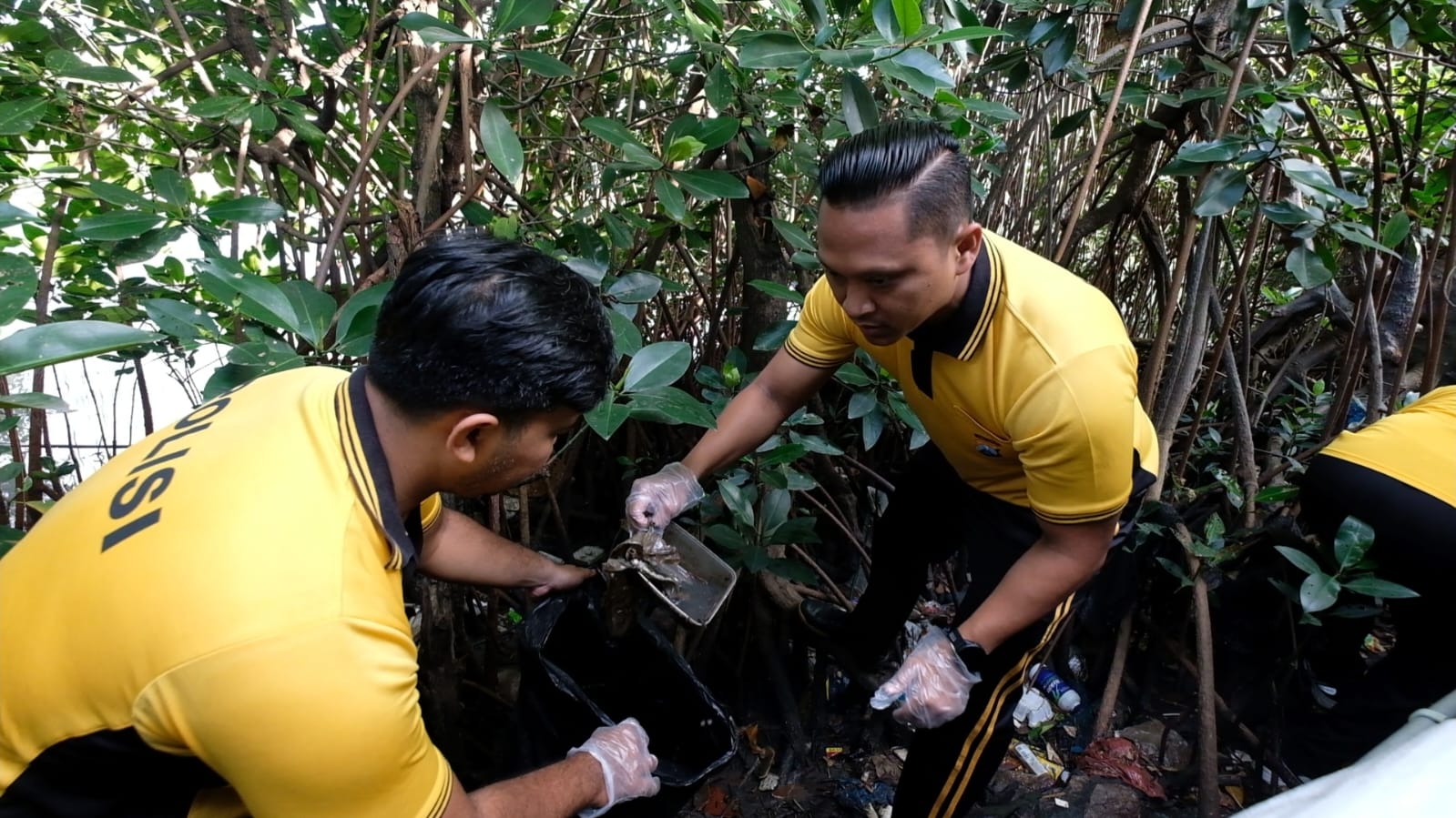 Tiga pilar Kecamatan Asemrowo menggelar acara bersih-bersih sampah di Kampung Warna-Warni Gang Buyuk dan Tambat Labuh Shontoh Laut, Asemrowo.