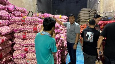 Dittipideksus Bareskrim Polri melalui Satgas Gakkum Penyelundupan berhasil membongkar dugaan tindak pidana ton bawang dan cabai kering