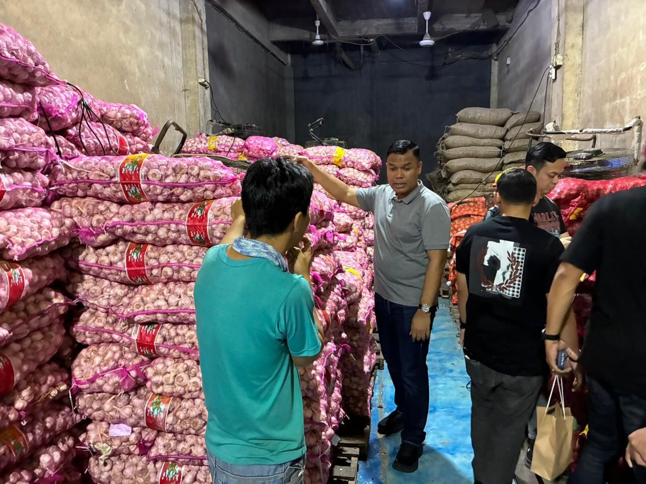 Dittipideksus Bareskrim Polri melalui Satgas Gakkum Penyelundupan berhasil membongkar dugaan tindak pidana ton bawang dan cabai kering