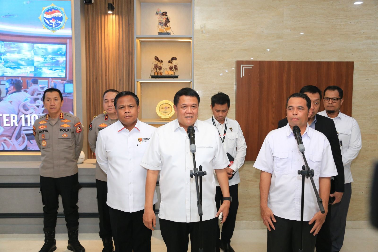 Wakabaintelkam Polri Irjen Pol. Nanang Rudi Supriatna, Dirtipidter Bareskrim Polri Brigjen Pol. Moh. Irhamni, serta Dirjen Pengendalian Penyelenggaraan Haji dan Umrah, Harun Al-Rasyid.