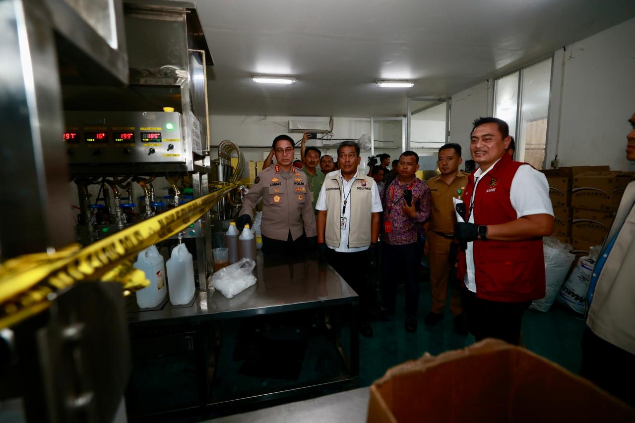 Ditreskrimsus Polda Jawa Timur kembali mengembangkan kasus produksi minyak goreng sawit merk MinyaKita yang tidak sesuai takaran.