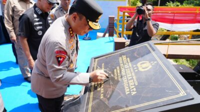 Wakapolri Komjen Pol. Prof. Dr. Dedi Prasetyo, S.H., M.Hum., M.Si., M.M. ke Polda Sulawesi Tenggara peresmian 17 jembatan perintis, dengan 2 jembatan utama bernama “Dhira Brata”