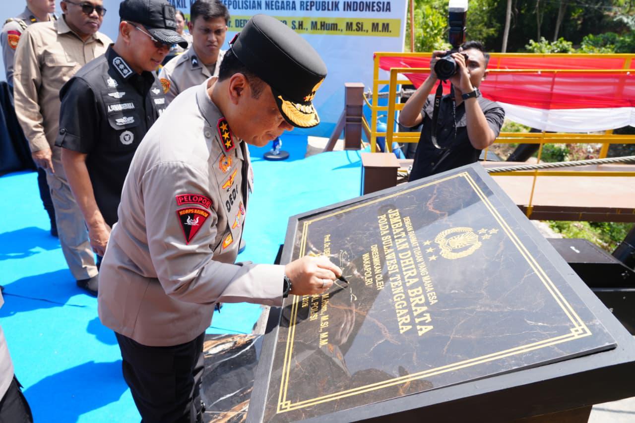 Wakapolri Komjen Pol. Prof. Dr. Dedi Prasetyo, S.H., M.Hum., M.Si., M.M. ke Polda Sulawesi Tenggara peresmian 17 jembatan perintis, dengan 2 jembatan utama bernama “Dhira Brata”