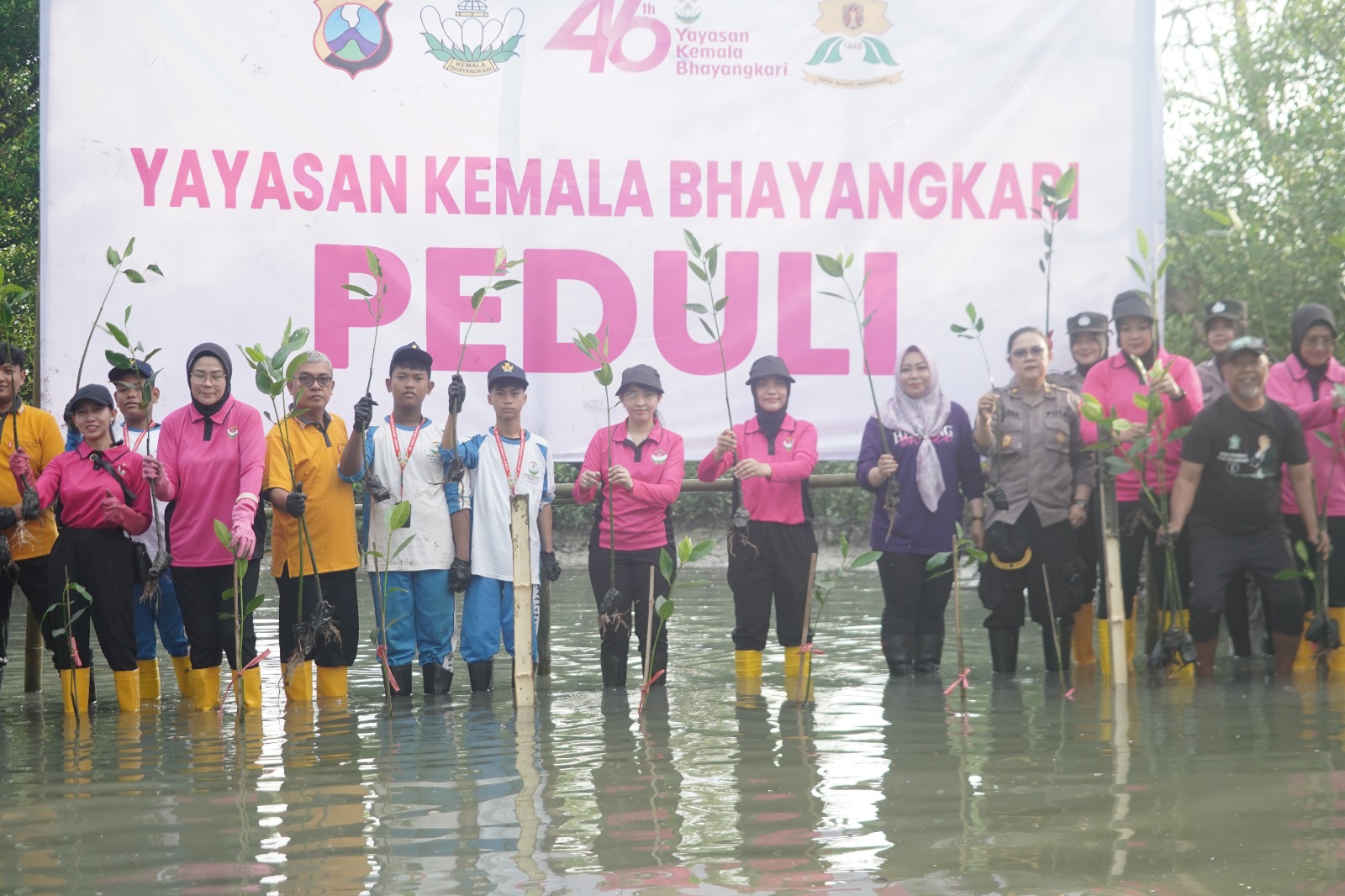 Yayasan Kemala Bhayangkari (YKB) Cabang Polres Pelabuhan Tanjung Perak melakukan aksi nyata pemulihan lahan menanam ratusan bibit pohon mangrove dan bakau