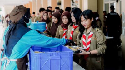 SPPG Polri Pejaten menghadirkan pendekatan penyaluran MBG kepada pelajar dengan menyajikan menu secara prasmanan di SMA Kemala Bhayangkari 1