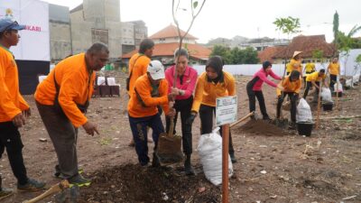 Peringatan Hari Kesatuan Gerak Bhayangkari (HKGB) diisi dengan berbagai bakti sosial dan tanam pohon