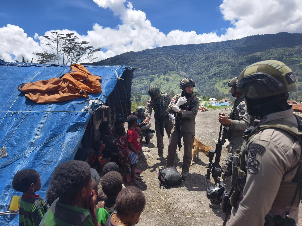 Satgas Operasi Damai Cartenz terus menunjukkan komitmennya menjaga keamanan sekaligus memberikan pelayanan kemanusiaan kepada masyarakat.