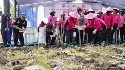 Polres Bojonegoro bersama pengurus YKB Cabang Bojonegoro menggandeng Perum Perhutani KPH Bojonegoro dan kelompok tani menggelar kegiatan penanaman jagung dan ketela. 