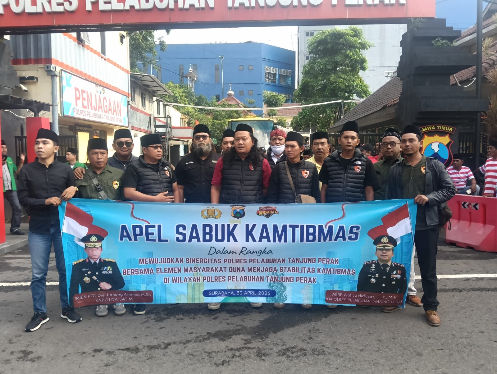 Polres Pelabuhan Tanjung Perak menunjukkan komitmennya dengan menerjunkan ratusan perwakilan elemen masyarakat dalam kegiatan Apel Sabuk Kamtibmas.