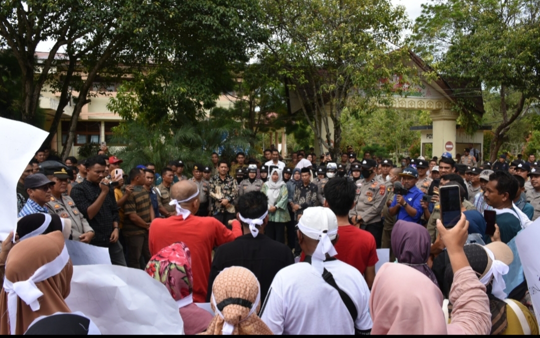 Pemko Langsa menunjukkan keterbukaan menerima aspirasi masyarakat terkait penyaluran bantuan banjir puluhan warga orasi di kantor Walikota