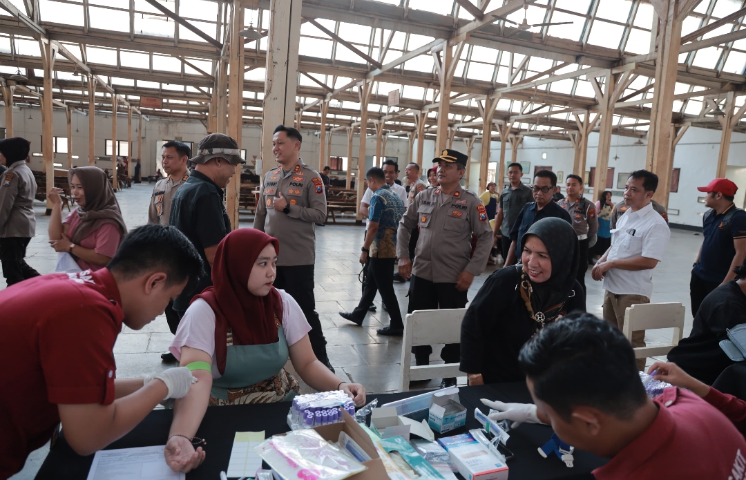 Polres Jember menggandeng Rumah Sakit Bhayangkara Bondowoso menggelar kegiatan bakti sosial berupa medical check up (MCU) gratis