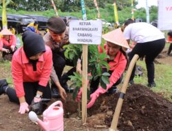 Hari Bumi, Polres Madiun Gandeng Perhutani Tanam Ribuan Bibit