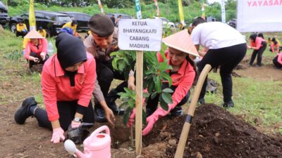 Polres Madiun bersama Perhutani KPH Madiun melaksanakan kegiatan penanaman pohon dalam rangka memperingati Hari Bumi tahun 2026.