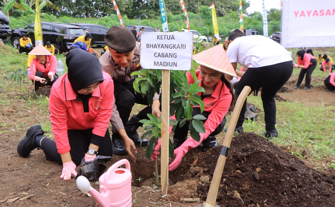 Polres Madiun bersama Perhutani KPH Madiun melaksanakan kegiatan penanaman pohon dalam rangka memperingati Hari Bumi tahun 2026.