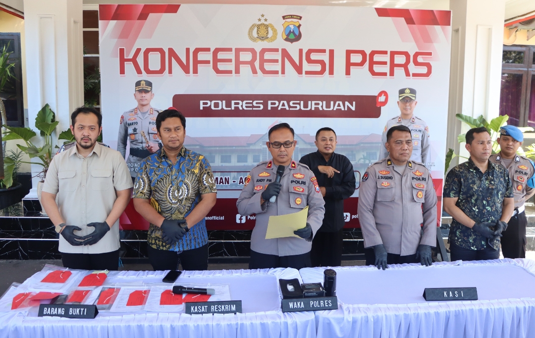 Kapolres Pasuruan AKBP Harto Agung Cahyono melalui Waka Polres, Kompol Andy Purnomo pada konferensi pers di Mapolres Pasuruan