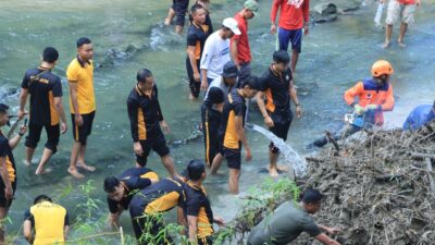 Polres Ngawi Polda Jawa Timur menggelar aksi bersih - bersih (kurve) di kawasan Jembatan Ngawi Purba