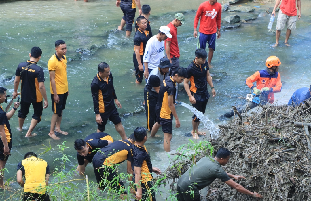 Polres Ngawi Polda Jawa Timur menggelar aksi bersih - bersih (kurve) di kawasan Jembatan Ngawi Purba