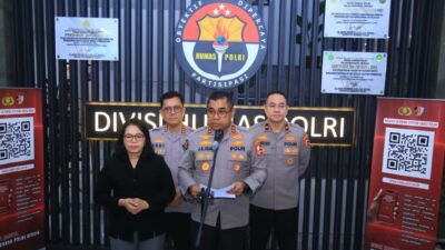 Kepala Divisi Humas Polri Irjen Pol. Johnny Eddizon Isir