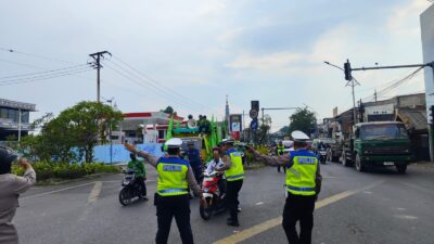 Hari Buruh Internasional atau May Day 2026 berjalan tertib, Polres Pelabuhan Tanjung Perak melakukan pengamanan ketat di sejumlah jalur utama logistik dan akses keluar-masuk Kota Surabaya