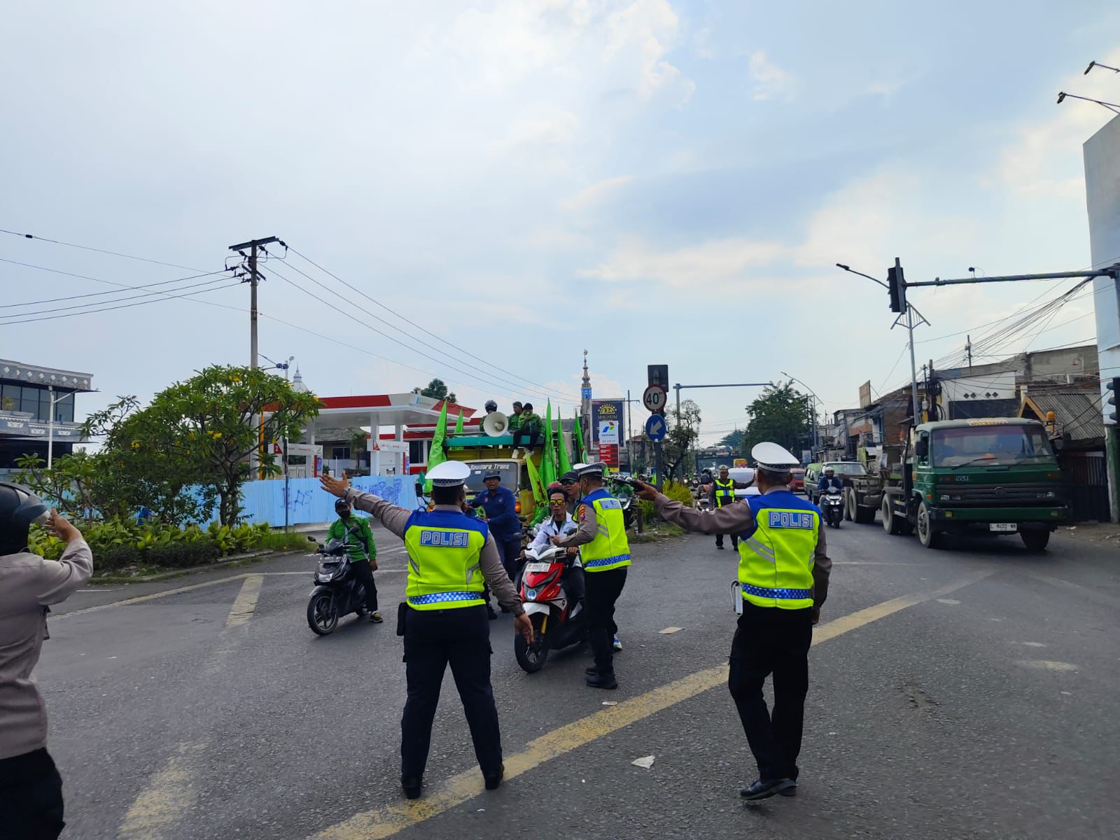 Hari Buruh Internasional atau May Day 2026 berjalan tertib, Polres Pelabuhan Tanjung Perak melakukan pengamanan ketat di sejumlah jalur utama logistik dan akses keluar-masuk Kota Surabaya