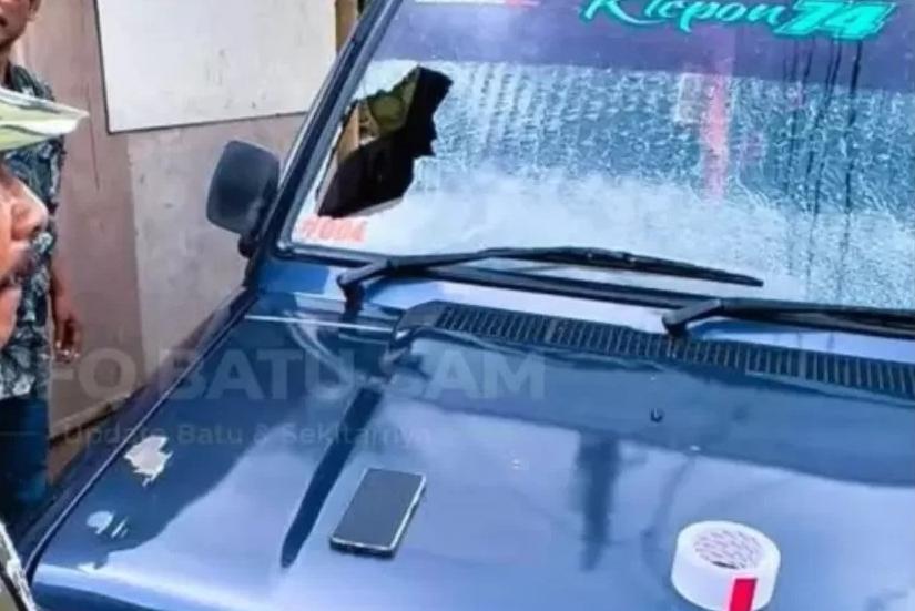 Satreskrim Polres Batu berhasil meringkus seorang pria yang diduga kuat sebagai pelaku aksi pelemparan batu terhadap pengguna jalan di Pujon.