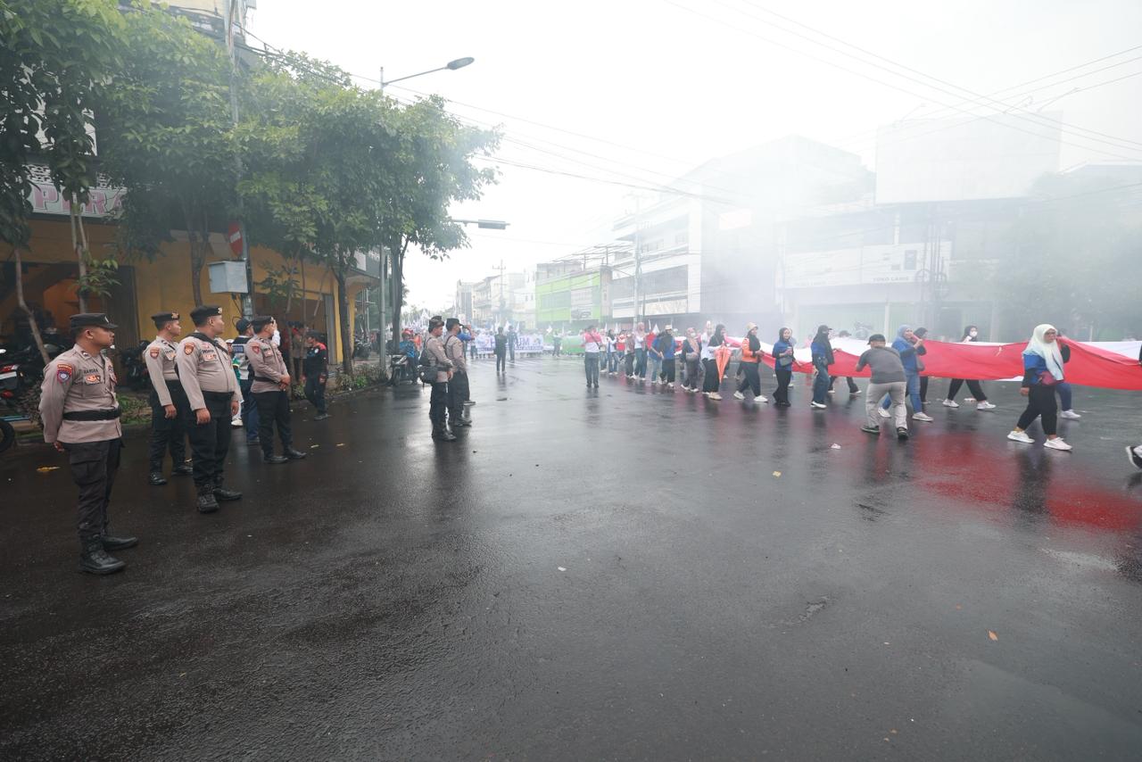 Polda Jatim memberikan apresiasi kepada elemen pekerja yang menyampaikan aspirasi secara tertib peringatan Hari Buruh se Dunia atau May Day