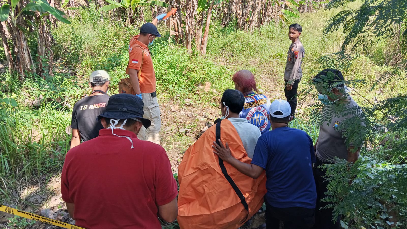 Polsek Prambon Evakuasi Jasad Pria Tanpa Identitas dari Area Sawah Dusun Wonogiri