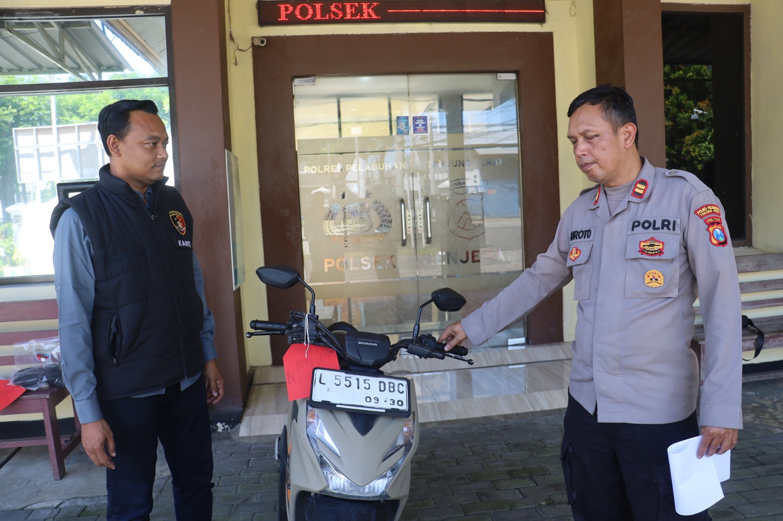 Kasi Humas Polres Pelabuhan Tanjung Perak Iptu Suroto mewakili Kapolsek Kenjeran Kompol Yuyus Andriastanto